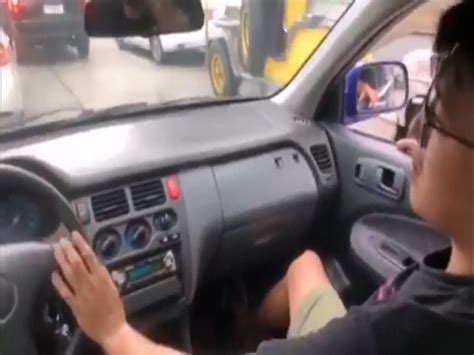 Quickie muna ang dalawang Passenger habang nasa CR si Taxi .